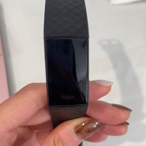 Fitbit Charge 4 black （like new）